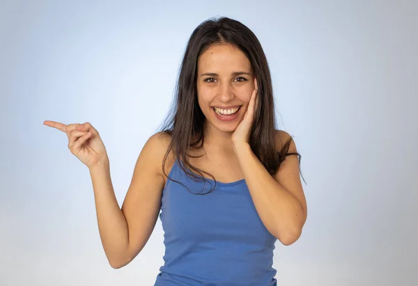 Hermosa Mujer Latina Joven Apuntando Con Dedo Espacio Copia Buscando — Foto de Stock