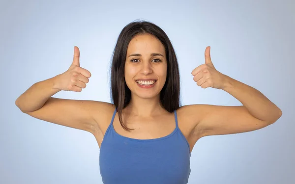 Retrato Una Hermosa Joven Latina Mostrando Los Pulgares Hacia Arriba —  Fotos de Stock