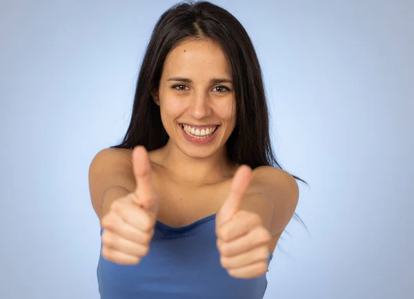 Retrato Una Hermosa Joven Latina Mostrando Los Pulgares Hacia Arriba — Foto de Stock