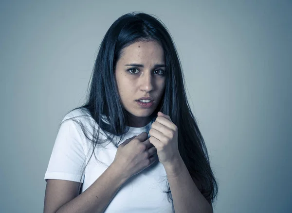 Genç Latin Kadının Korku Endişe Jestleri Yaparken Korkmuş Şok Hissi — Stok fotoğraf