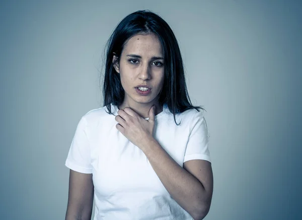 Retrato Jovem Triste Mulher Latina Dor Grave Preocupado Olhando Preocupado — Fotografia de Stock