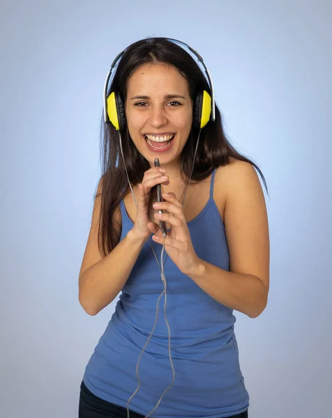 Portret Van Prachtige Gelukkige Brunette Latijnse Vrouw Luisteren Naar Muziek — Stockfoto