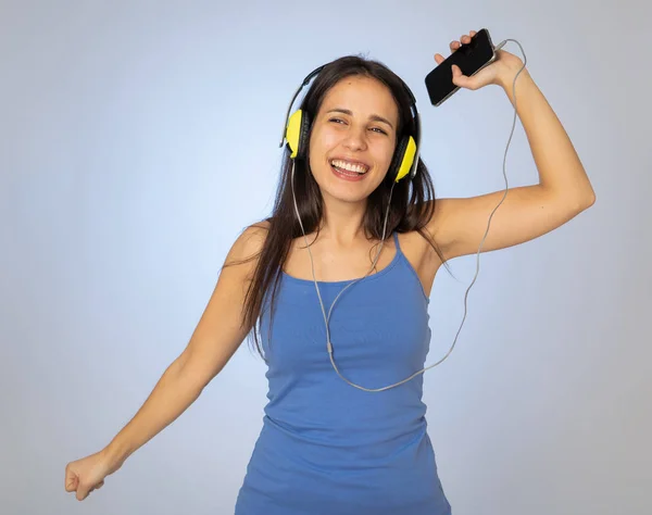 Πορτραίτο Της Πανέμορφης Και Χαρούμενη Μελαχρινή Λατινική Γυναίκα Ακούγοντας Μουσική — Φωτογραφία Αρχείου