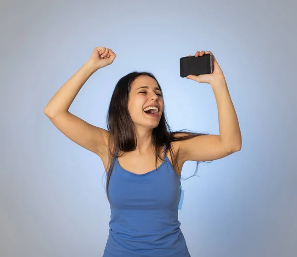 Портрет Великолепной Счастливой Брюнетки Латинской Женщины Слушающей Музыку Мобильном Смартфоне — стоковое фото