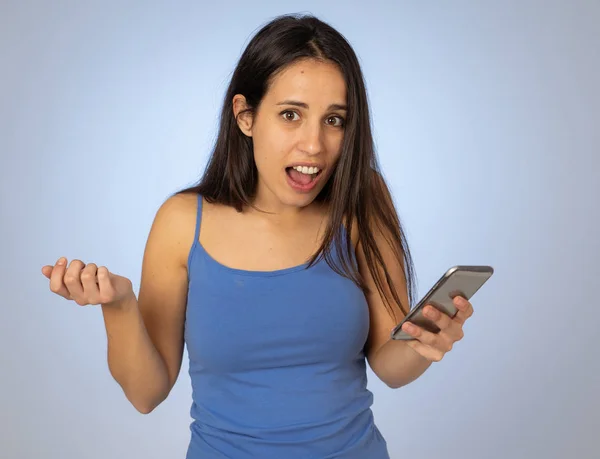 Jovem Latina Olhando Alegremente Chocado Com Vídeo Aplicativo Mídia Social — Fotografia de Stock