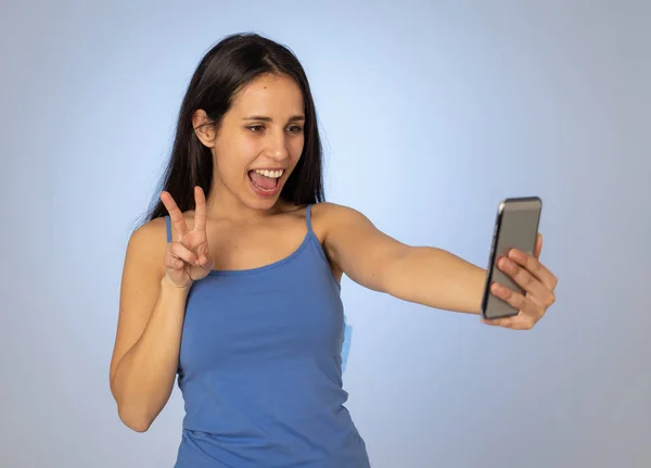 Estudio Disparo Joven Guay Bastante Latina Adolescente Tomando Selfie Con —  Fotos de Stock