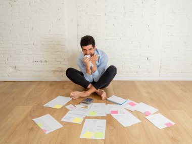 Endişeli genç adam duygu stresli ve umutsuz yeni ofis stüdyo alanı muhasebe giderleri borç ipotek ödemek mümkün değil yerde. Konut yatırımı ve bankacılık finansal sorunları.