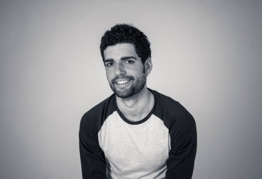 Onun 20s seksi traşsız, koyu saçlı ve kahverengi gözleri görünümlü Çekici şık moda adam Portresi. Nötr arka plana karşı poz veren erkeksi latin modeli. İnsanlar ve Güzellik kavramı.