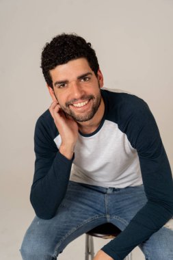 Onun 20s seksi traşsız, koyu saçlı ve kahverengi gözleri görünümlü Çekici şık moda adam Portresi. Nötr arka plana karşı poz veren erkeksi latin modeli. İnsanlar ve Güzellik kavramı.