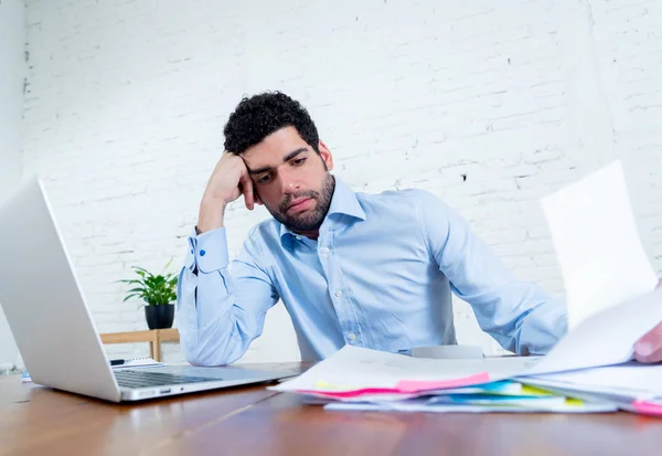 Jonge Ondernemer Small Business Eigenaar Betalen Van Rekeningen Investeringskosten Met — Stockfoto