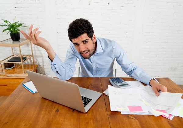 Jonge Ondernemer Small Business Eigenaar Betalen Van Rekeningen Investeringskosten Met — Stockfoto