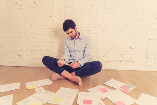 Inquiète Jeune Homme Sentant Stressé Désespéré Sur Terrain Nouveaux Frais — Photo