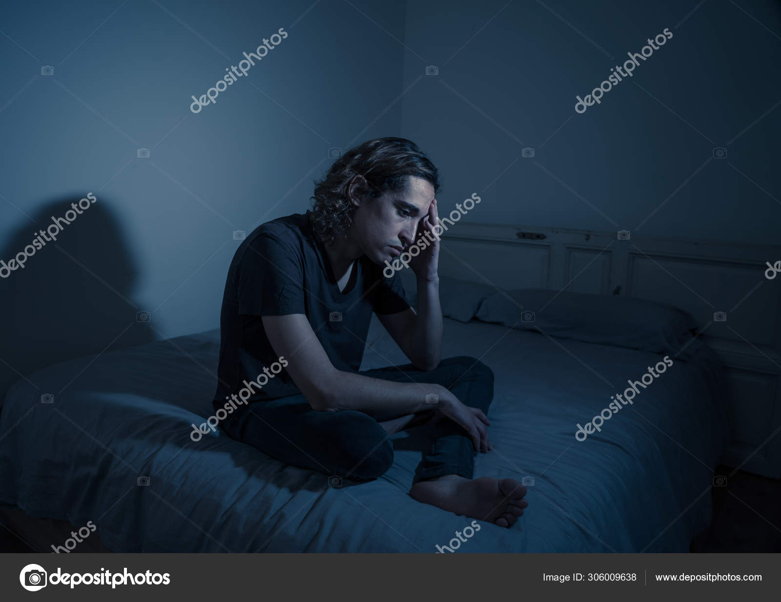 Desespero homem tristeza deprimido sentado