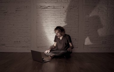 Ciddi dizüstü bilgisayar ile perişan genç genç adam siber zorbalık ve taciz acı online veya dedikodu duygu umutsuz ve siber zorbalık ve sosyal medya aşağılanmış duygu tarafından istismar ediliyor.