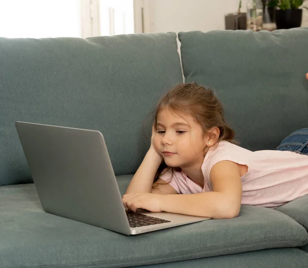 Bastante Linda Niña Encantadora Usando Ordenador Portátil Jugando Navegar Por — Foto de Stock