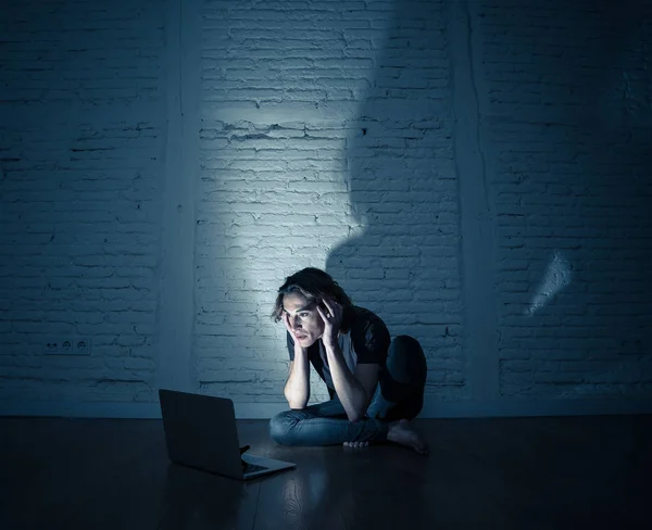 Ernstig Radeloos Jonge Tiener Man Met Laptop Lijden Cyberpesten Intimidatie — Stockfoto