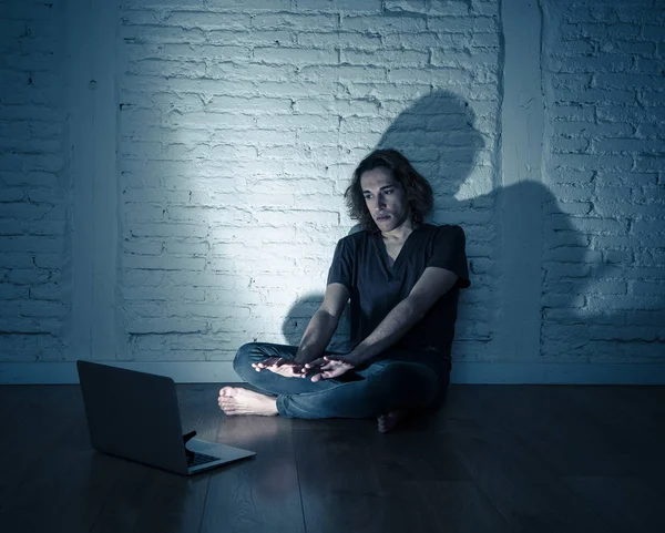 Těžce Rozrušená Mladá Mládež Laptopem Kyberbusem Obtěžováním Internetu Zneužívající Stalker — Stock fotografie