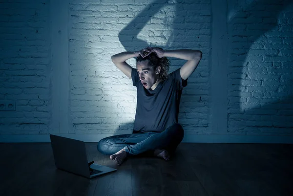 Hombre Adolescente Gravemente Angustiado Con Computadora Portátil Que Sufre Acoso — Foto de Stock