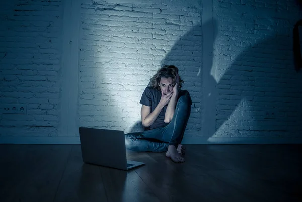 Súlyosan Zaklatott Fiatal Tini Férfi Laptop Szenvedés Internetes Zaklatás Zaklatás — Stock Fotó