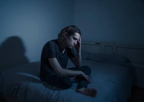 느낌과 절망적 우울증을 황폐한 밀레니엄 절망에 침대에 학대의 우울한 피해자 — 스톡 사진