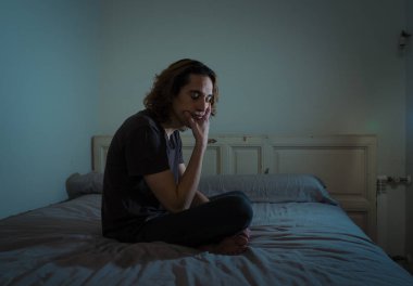 Harap bin yıllık adam üzgün duygu acı ve umutsuz acı Depresyon ağlıyor. Geceleri umutsuzluk içinde yatakta tek başına oturan zorbalık veya istismar depresif genç kurbanı. Genç Ruh sağlığı.