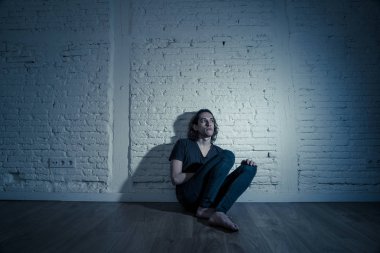 Harap depresif bin yıllık adam üzgün duygu acı Depresyon acı ağlıyor. Zorbalık genç kurbanı yalnız ve evde yalnız depresif duygu. Duygusal acı Yalnızlık ve Heartbroken.