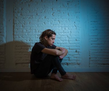 Harap depresif bin yıllık adam üzgün duygu acı Depresyon acı ağlıyor. Zorbalık genç kurbanı yalnız ve evde yalnız depresif duygu. Duygusal acı Yalnızlık ve Heartbroken.