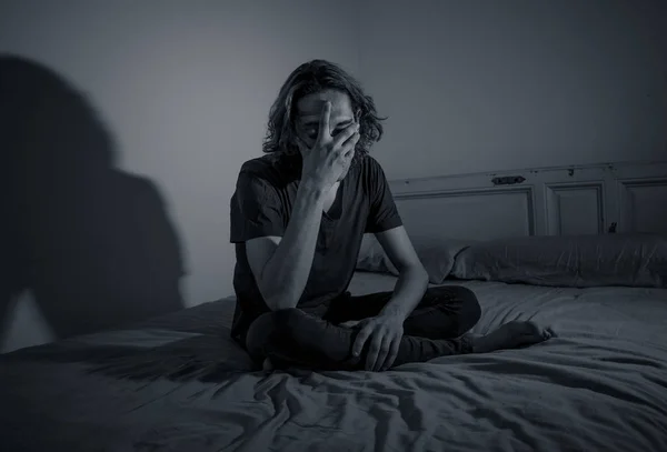 Devastado Homem Milenar Chorando Triste Sensação Dor Sofrimento Sem Esperança — Fotografia de Stock