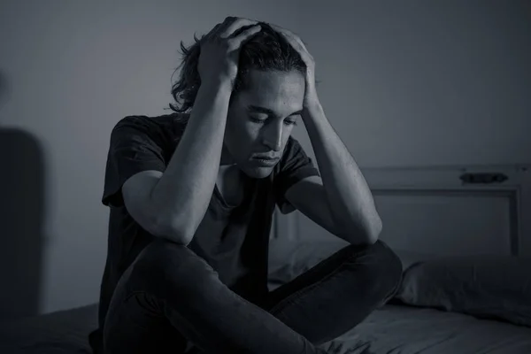 Devastado Hombre Milenario Llorando Triste Sensación Dolor Sufrimiento Desesperado Depresión — Foto de Stock