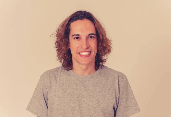 Tutup Potret Pria Muda Yang Bahagia Dengan Rambut Panjang Mengenakan — Stok Foto