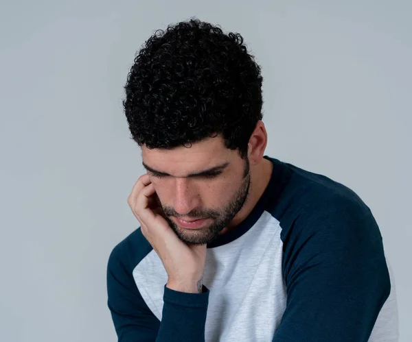 Joven Hombre Triste Preocupado Preocupado Parece Deprimido Desesperado Sintiendo Dolor — Foto de Stock