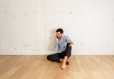 Emlakçı ya da stüdyoda akıllı telefonda ev avcısı adam. Genç hipster sahibi cep telefonuyla yeni boş dairesinde daire kiralamak için konuşuyor. Gayrimenkul yatırım satın alma ve kiralama iş.