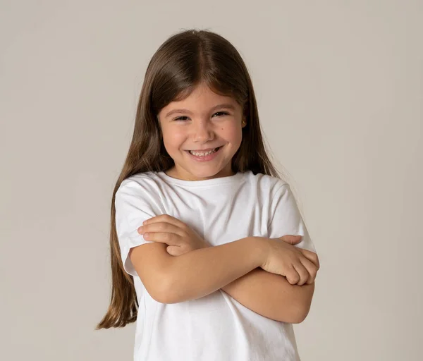 Schattig Gelukkig Zelfverzekerd Succesvol Trotse Meisje Glimlachend Camera Positieve Menselijke — Stockfoto