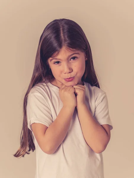 Retrato Uma Menina Tímida Bonito Olhando Arrependido Tímido Para Câmera — Fotografia de Stock