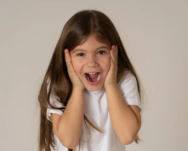 Portret Cute Szczęśliwy Podekscytowany Zabawny Wesoły Młody Dziewczynka Wstrząśnięty Zaskoczony — Zdjęcie stockowe