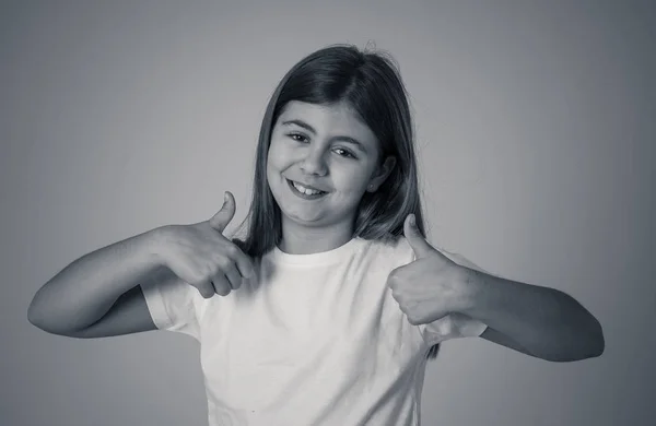 Portrét Mladé Školaté Dívky Šťastně Usmívá Dělá Palce Izolován Neutrálním — Stock fotografie