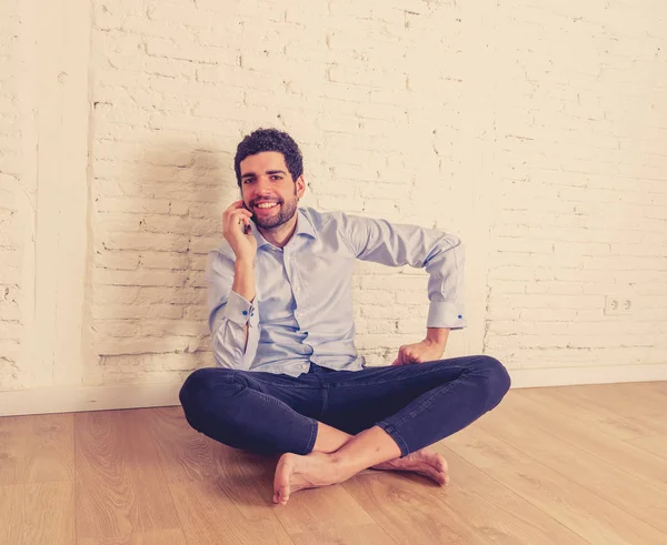 Alegre Joven Hipster Nuevo Propietario Hablando Teléfono Móvil Inteligente Nuevo —  Fotos de Stock