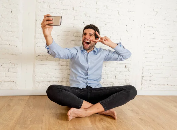Joyeux Jeune Propriétaire Branché Prenant Selfie Avec Téléphone Portable Intelligent — Photo