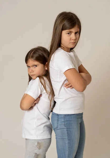 Retrato Dos Hermanos Pequeños Parados Espalda Con Espalda Hablando Entre —  Fotos de Stock