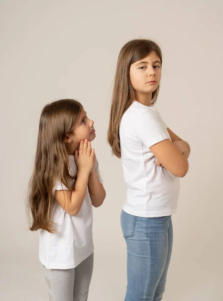 Retrato Joven Niña Bonita Sintiendo Pena Pidiendo Perdón Hermana Mayor —  Fotos de Stock