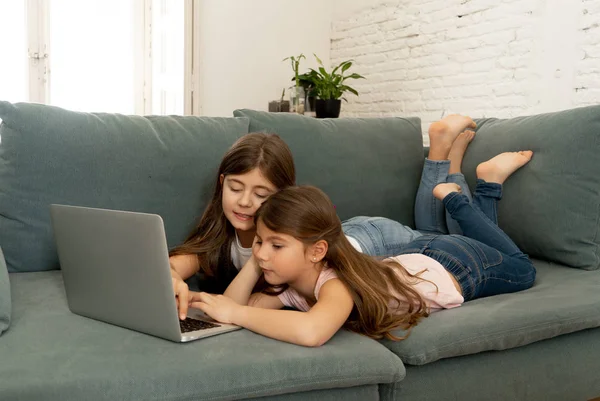 Linda Niña Hermana Mayor Jugando Juntos Sonriendo Teniendo Tiempo Vinculación — Foto de Stock