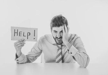 İşsizlik, Depresyon, İş yerinde Stres ve fazla çalışma konseptinde bitkin ve üzgün hissederek yardım isteyen mesaj tutan umutsuz ve hayal kırıklığına uğramış kafkas genç işadamı.