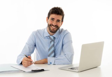 Gülümseyen ve kendine güvenen genç yönetici işadamı ile dizüstü bilgisayar çalışması ve internette sörf başarılı çalışanlar, mutlu iş yerinde ve teknoloji konsepti beyaz arka plan izole.