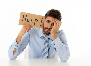 İşsizlik, Depresyon, İş yerinde Stres ve fazla çalışma konseptinde bitkin ve üzgün hissederek yardım isteyen mesaj tutan umutsuz ve hayal kırıklığına uğramış kafkas genç işadamı.