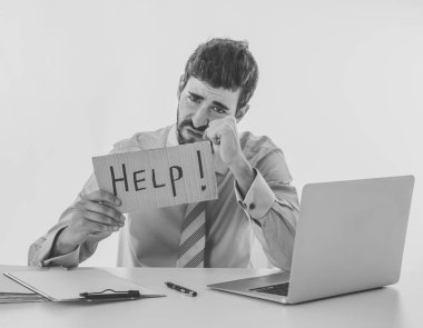Umutsuz beyaz işadamı dizüstü bilgisayar ile işyerinde stres acı tabela tutan üzgün kızgın ve overworked arayan yardım istiyor. İnsanlar İş Fazla Çalışma ve Son Tarih Baskısı.