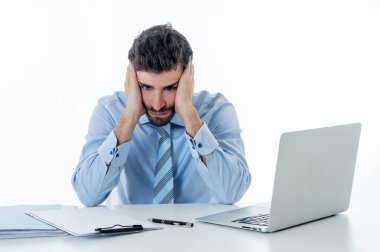 Umutsuz kafkas girişimci işadamı yorgun duygu ve beyaz arka planda izole İnsanlar, Stres, Teknoloji ve Fazla Mesai kavramı masada baş ağrısı veya migren ile ağrı içinde overworked.