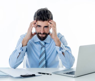 Umutsuz kafkas girişimci işadamı yorgun duygu ve beyaz arka planda izole İnsanlar, Stres, Teknoloji ve Fazla Mesai kavramı masada baş ağrısı veya migren ile ağrı içinde overworked.