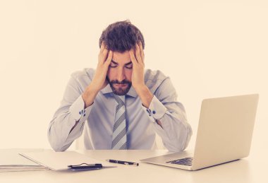 Umutsuz kafkas girişimci işadamı yorgun duygu ve beyaz arka planda izole İnsanlar, Stres, Teknoloji ve Fazla Mesai kavramı masada baş ağrısı veya migren ile ağrı içinde overworked.