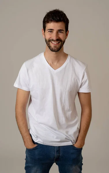 Retrato Joven Hombre Atractivo Con Barba Ojos Azules Hermosa Sonrisa — Foto de Stock