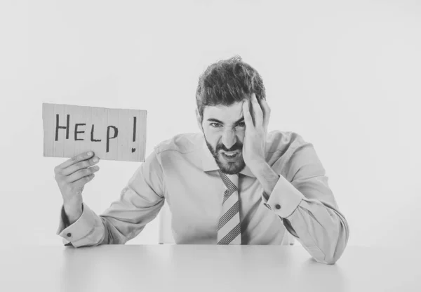 Jovem Empresário Caucasiano Desesperado Frustrado Segurando Mensagem Pedindo Ajuda Sentindo — Fotografia de Stock